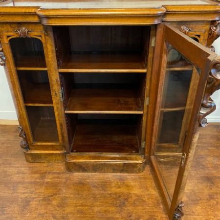 Hochwertiges viktorianisches Bücherregal aus gemasertem Nussbaum