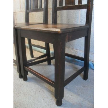 Paar Eichenholzstühle mit geschnitzter Rückenlehne und Lattenrost