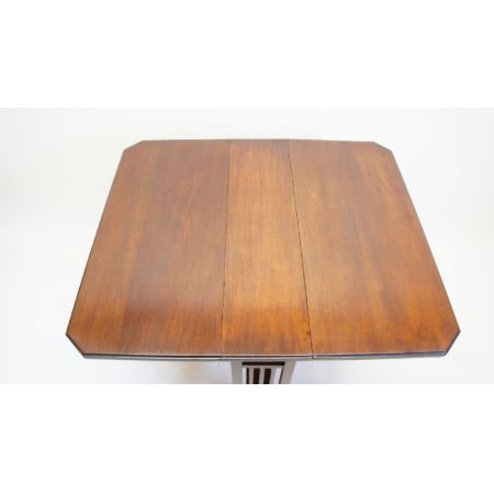 Hübscher ausklappbarer Tisch aus Mahagoni