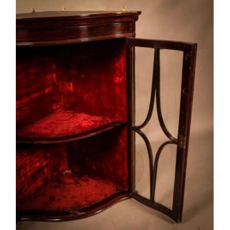 seltener schlangenförmiger Eckschrank