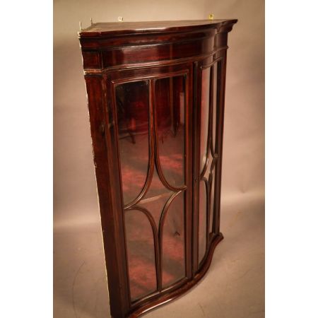 seltener schlangenförmiger Eckschrank