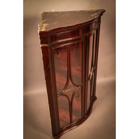 seltener schlangenförmiger Eckschrank