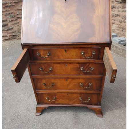 Antiker Bureau / Sekretär aus Mahagoni mit Interasien