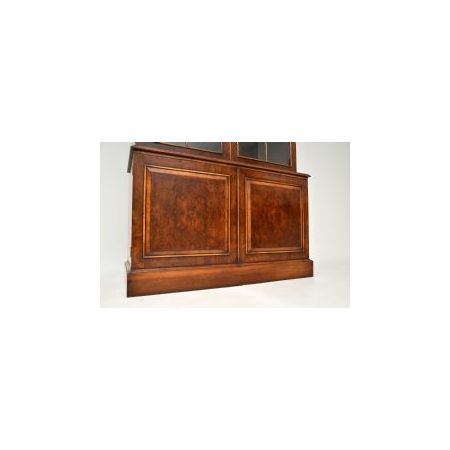 Antiker Bücherschrank l aus Nussbaumholz