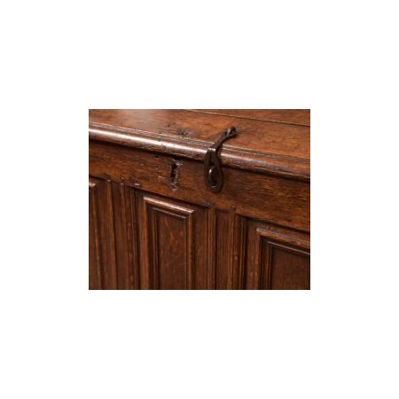 Eichentruhe aus dem 18. Jahrhundert