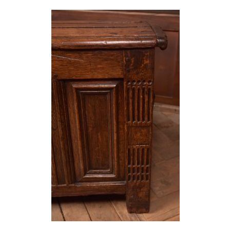 Eichentruhe aus dem 18. Jahrhundert