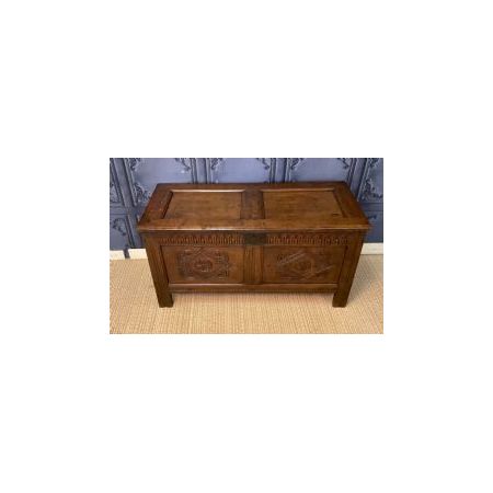 Antike Truhe aus massiver Eiche