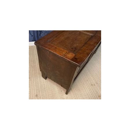 Antike Truhe aus massiver Eiche