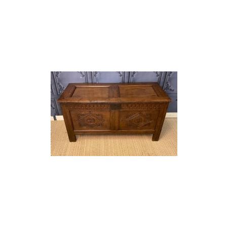 Antike Truhe aus massiver Eiche