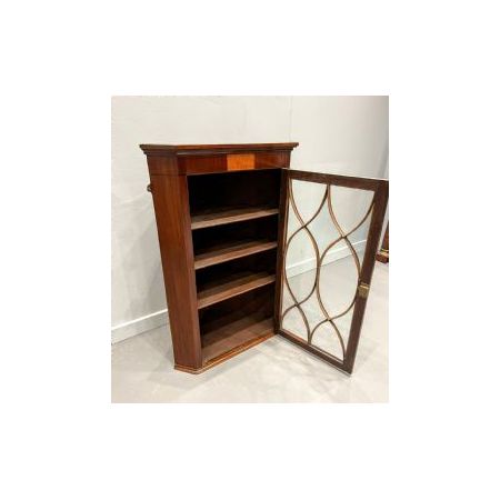 Antiker Eckschrank aus Mahagoni Massivholz