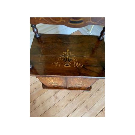 Antiker viktorianischer Intarsienschrank