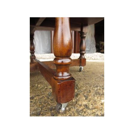 Runder Couchtisch aus massivem Eichenholz