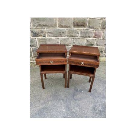 Ein Paar Antike Nachttische aus Massivem Mahagoniholz
