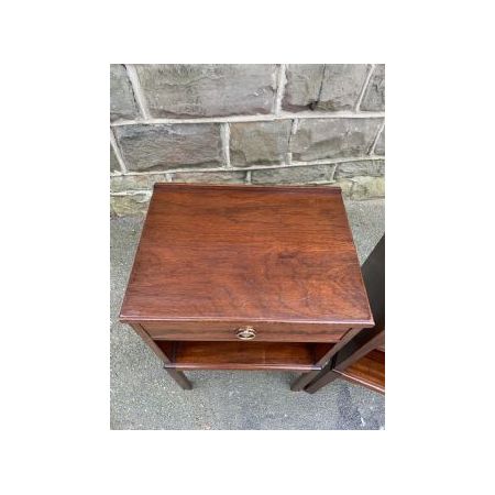 Ein Paar Antike Nachttische aus Massivem Mahagoniholz