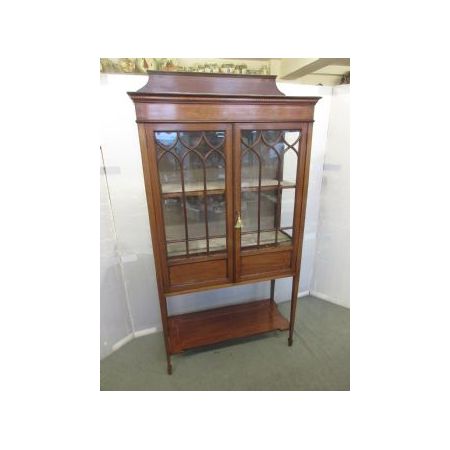Vitrinenschrank aus Mahagoni mit Intarsien