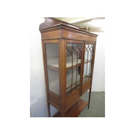 Vitrinenschrank aus Mahagoni mit Intarsien