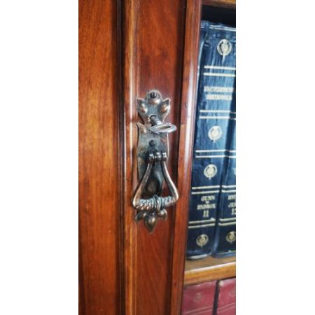 Nussbaum Bücherschrank im Viktorianischen Stil