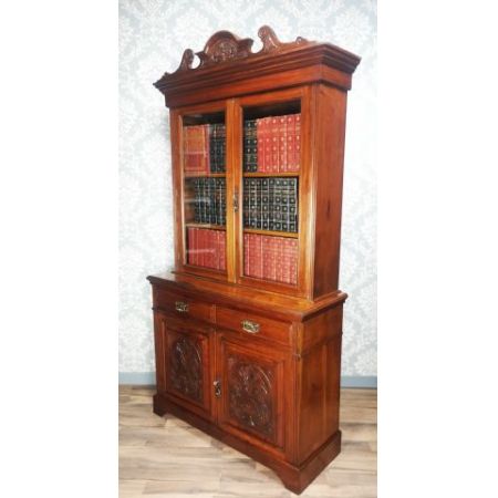 Nussbaum Bücherschrank im Viktorianischen Stil