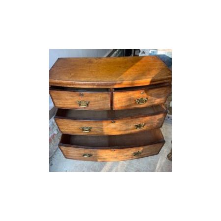 Antike Mahagoni-Kommode mit gebogener Vorderfront und Eichenholzschubladen.