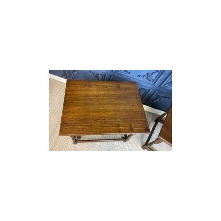 Paar Eichenholz Beistelltische / Couchtische / coffee tables