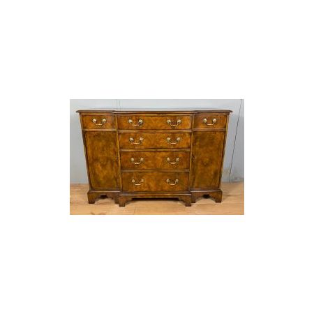 Nussbaumholz Breakfront Sideboard