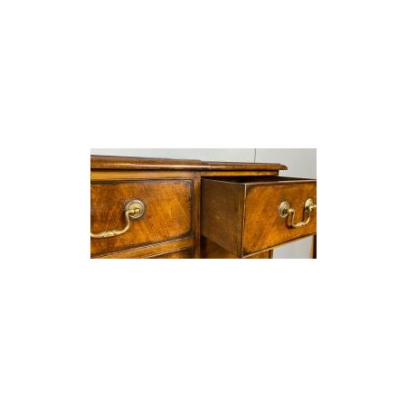 Nussbaumholz Breakfront Sideboard