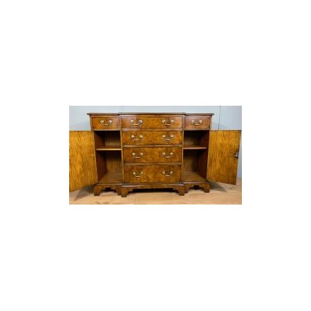 Nussbaumholz Breakfront Sideboard