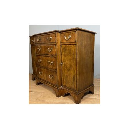 Nussbaumholz Breakfront Sideboard