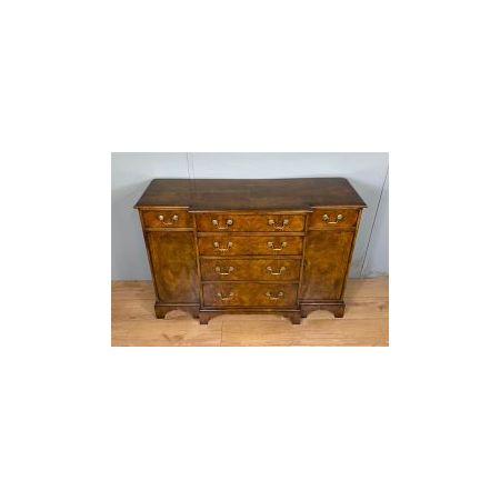 Nussbaumholz Breakfront Sideboard