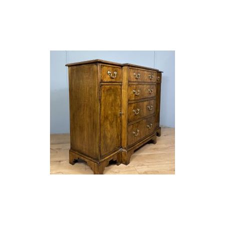 Nussbaumholz Breakfront Sideboard