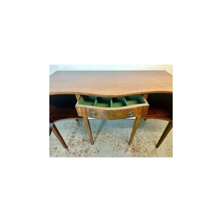 Mahagoni Serpentine Front Sideboard im Georgianischen Stil