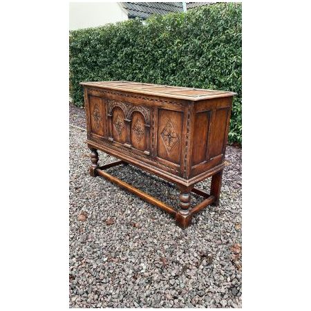 Antike Truhe aus Eichenholz