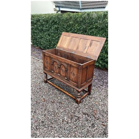 Antike Truhe aus Eichenholz