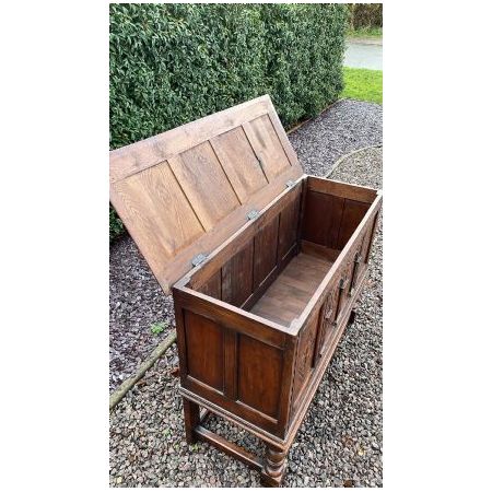 Antike Truhe aus Eichenholz