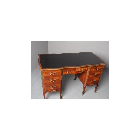 Exquisiter Louis-XV-Stil Damenschreibtisch /  ladies kneehole desk aus Mahagoni und Palisander