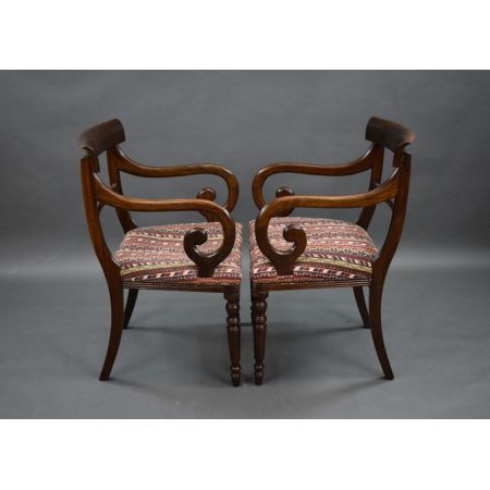 Ein Paar Antike Armlehnstühle / armchairs aus Mahagoni mit scroll arms