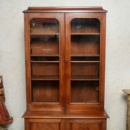 Elegant verglaster Bücherschrank im viktorianischen Mahagoni-Stil