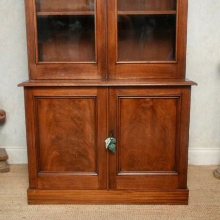 Elegant verglaster Bücherschrank im viktorianischen Mahagoni-Stil