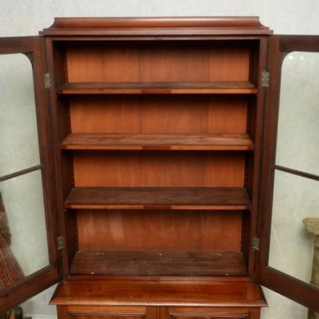 Elegant verglaster Bücherschrank im viktorianischen Mahagoni-Stil