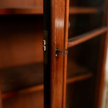 Elegant verglaster Bücherschrank im viktorianischen Mahagoni-Stil