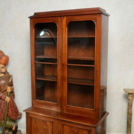 Elegant verglaster Bücherschrank im viktorianischen Mahagoni-Stil