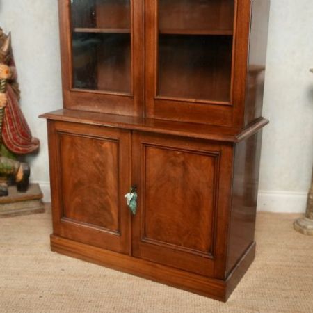 Elegant verglaster Bücherschrank im viktorianischen Mahagoni-Stil