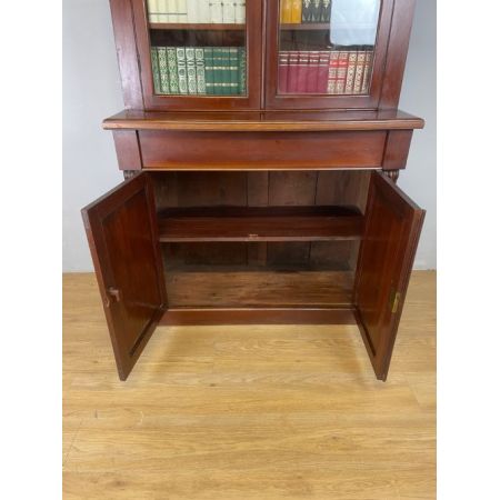 Mahagoni Bücherschrank mit Glastüren mit Unterschrank / cupboard