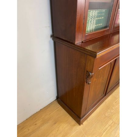 Mahagoni Bücherschrank mit Glastüren mit Unterschrank / cupboard