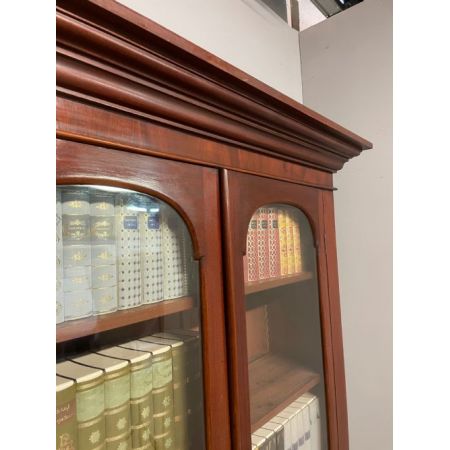 Mahagoni Bücherschrank mit Glastüren mit Unterschrank / cupboard