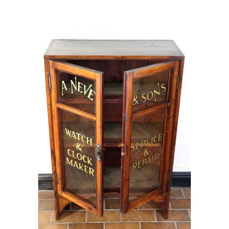 Charmantes Bücherregal / Vitrine aus Kiefernholz mit beschrifteten Gläsern