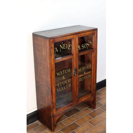 Charmantes Bücherregal / Vitrine aus Kiefernholz mit beschrifteten Gläsern