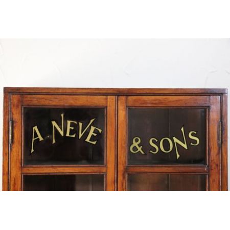 Charmantes Bücherregal / Vitrine aus Kiefernholz mit beschrifteten Gläsern