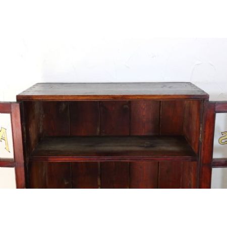 Charmantes Bücherregal / Vitrine aus Kiefernholz mit beschrifteten Gläsern