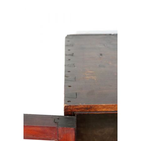 Charmantes Bücherregal / Vitrine aus Kiefernholz mit beschrifteten Gläsern